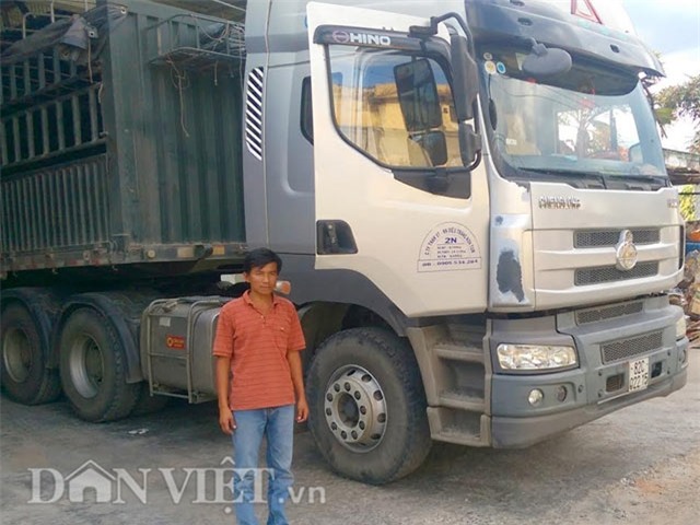 Anh Đắc đưa xe hư hỏng đi sửa sau va chạm.