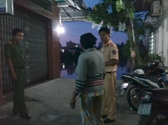 Cảnh s&aacute;t lập bi&ecirc;n bản vụ việc. Ảnh: M.A.