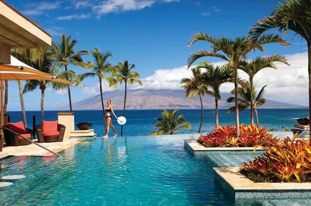 Tọa lạc trên một ốc đảo yên tĩnh, khu nghỉ dưỡng đẳng cấp 5 sao này không chỉ sở hữu những khung cảnh lãng mạn mà còn sở hữu một bể bơi vô cực tuyệt đẹp. Từ bể bơi này, du khách có thể nhìn thấy toàn cảnh đảo Lanai cùng triền Tây dãy núi Maui. Mỗi sáng, khi mặt trời lên cao, những viên gạch lát mosaic bắt sáng lại lung linh dưới ánh mặt trời tạo nên một cảnh đẹp rực rỡ.