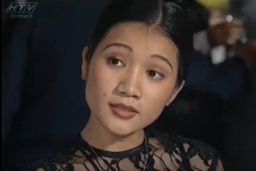 
Hình ảnh của Quyền Linh, Cát Tường trong bộ phim Đồng tiền xương máu.

