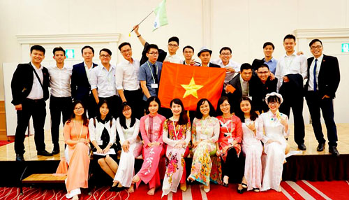 
Bách (thứ 2 từ phải qua) cùng đoàn Việt Nam tại tiệc bế mạc chương trình Jenesys ở thủ đô Tokyo.
