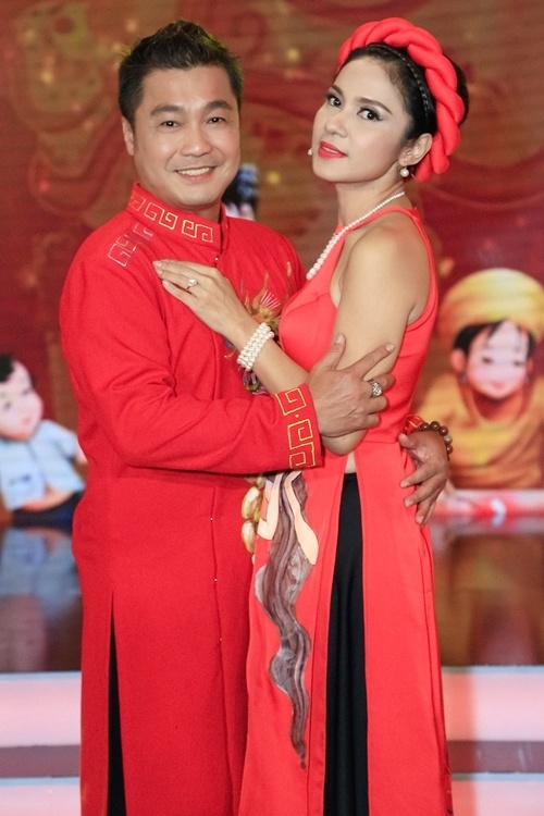 Trong tập bốn chương trình Cặp đôi hài hước, Việt Trinh (phải) và Lý Hùng cùng diện trang phục truyền thống. Nữ diễn viên mặc yếm, đội mấn, thân mật bên người tình màn ảnh.