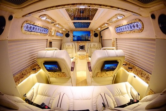 Chiếc Limousine chưa được chủ nhân bật mí về giá cả và chủng loại, tuy nhiên nhìn nội thất bên trong có thể nói nó thuộc và loại vô cùng sang trọng và đắt giá.