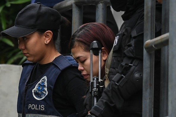 
Bị c&aacute;o Siti Aisyah rời khỏi t&ograve;a sau khi c&aacute;o trạng được n&ecirc;u xong. Ảnh: Getty.
