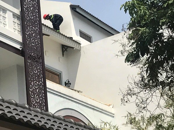 Cảnh s&aacute;t đang kh&aacute;m nghiệm căn biệt thự xảy ra ch&aacute;y khiến cụ b&agrave; 67 tuổi tử vong