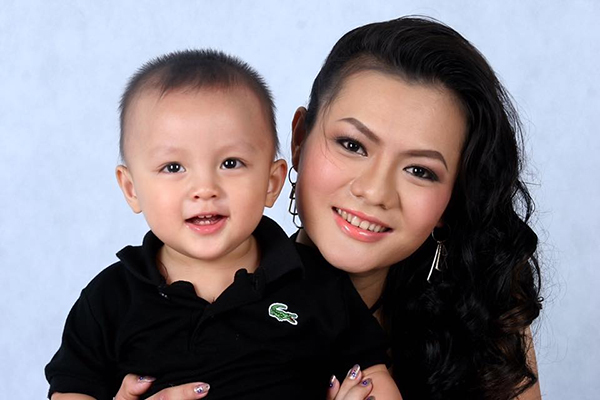 Vi Thảo và con trai kháu khỉnh.