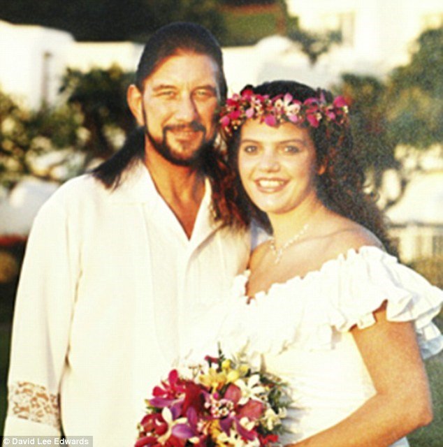 
Edwards và Shawna trong ngày cưới.
