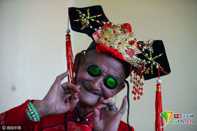 
Để ho&agrave;n th&agrave;nh ước nguyện của mẹ, năm 60 tuổi, &ocirc;ng đ&atilde; nảy ra &yacute; tưởng tự cải trang th&agrave;nh một phụ nữ. Li Yinglai n&oacute;i trước đ&oacute; &ocirc;ng chưa từng mặc v&aacute;y v&agrave; nhấn mạnh &ocirc;ng chỉ l&agrave;m vậy v&agrave;o những ng&agrave;y cuối tuần.
