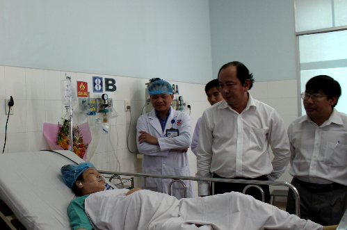 Phó giáo sư Tăng Chí Thượng và các bác sĩ thăm sản phụ mẹ tròn con vuông. Ảnh: T.P