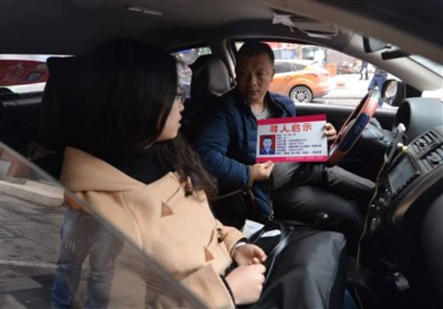
Anh Wang quyết định chuyển nghề đi lái taxi để rong ruổi tìm con gái.
