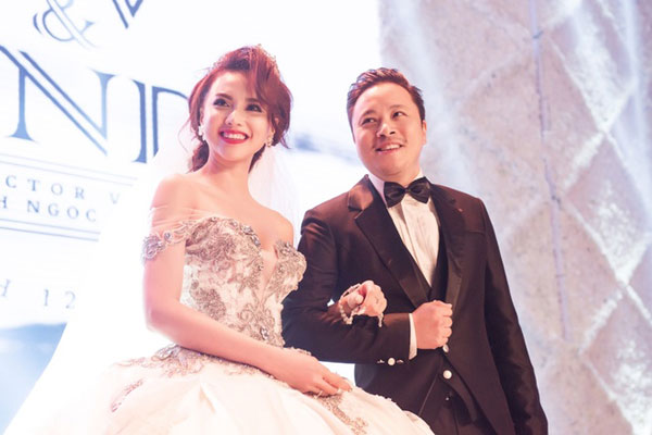 
Diễn viên Đinh Ngọc Diệp và đạo diễn Victor Vũ trong ngày cưới.

