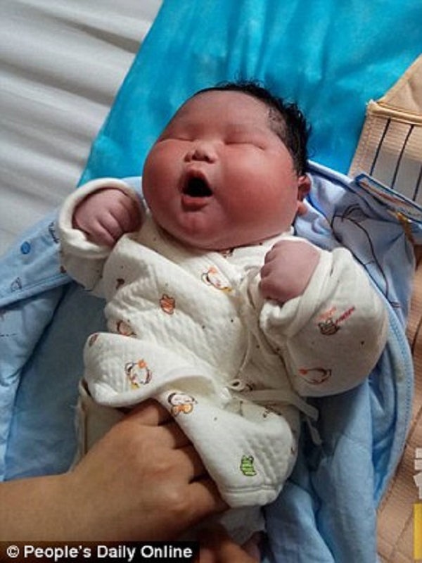 
V&igrave; chị Wang mắc bệnh tiểu đường n&ecirc;n k&iacute;ch cỡ của b&eacute; Kang Kang mới to như vậy.
