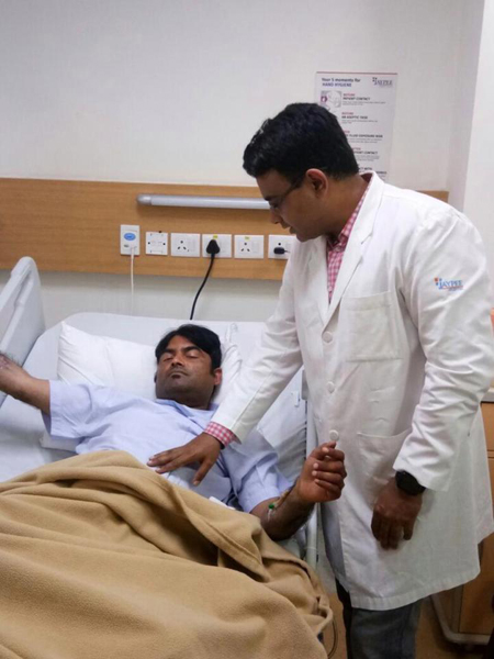 
Nạn nhân đang điều trị trong bệnh viện sau vụ tấn công. Ảnh: Cover Asia Press
