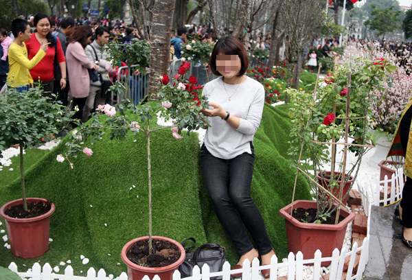 D&ugrave; lực lượng bảo vệ bố tr&iacute; đ&ocirc;ng đ&uacute;c v&agrave; li&ecirc;n tục nhắc nhở nhưng nhiều chị em phụ nữ vẫn bỏ ngo&agrave;i tai lẻn v&agrave;o khu vườn hồng chụp ảnh trước sự ngỡ ng&agrave;ng của v&ocirc; v&agrave;n &aacute;nh mắt.