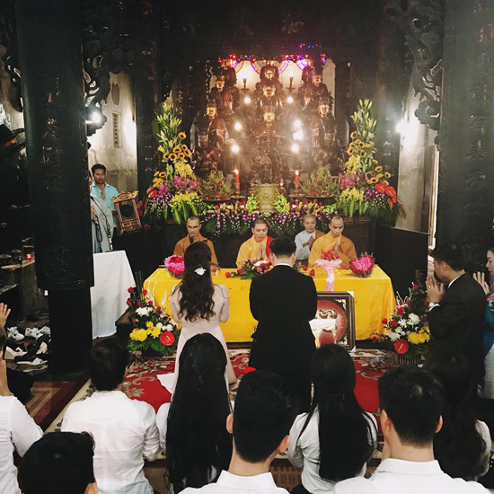 
Lễ hằng thuận của cặp đôi diễn ra tại một ngôi chùa ở Hà Nội với sự góp mặt của gia đình và một số bạn bè thân thiết. Ngọc Hương tâm sự, vợ chồng cô thề nguyện sẽ suốt đời bên nhau.
