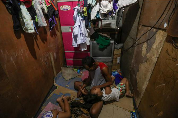 
Nơi ở lụp xụp của ba bố con anh Ryan trong khu ổ chuột ở Manila. Ảnh: ABS-CBN News

