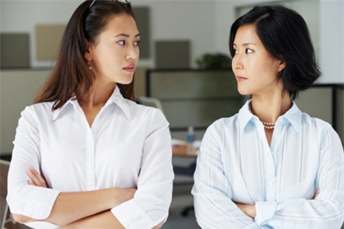 Chồng t&ocirc;i đi xe m&aacute;y bị tai nạn, mẹ chồng kh&ocirc;ng cần n&oacute;i g&igrave; m&agrave; gọi cho t&ocirc;i g&agrave;o l&ecirc;n bảo &lsquo;tại c&ocirc; đ&oacute;, t&ocirc;i đ&atilde; n&oacute;i v&igrave; c&ocirc; kh&ocirc;ng hợp mệnh với n&oacute; m&agrave; cố cưới th&igrave; n&oacute; sẽ gặp họa &agrave;? (ảnh minh họa)
