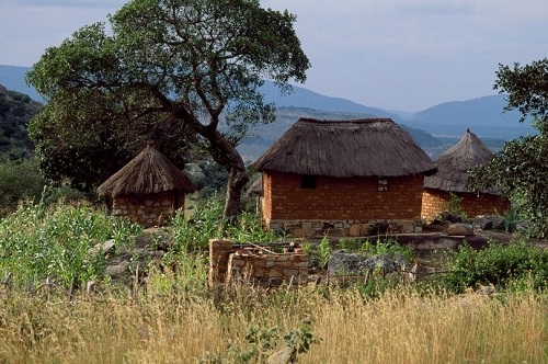 Ngôi làng nơi xảy ra vụ việc nằm gần Masvingo, miền trung Zimbabwe. Ảnh: Mirror