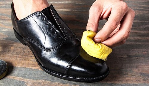 Việc lau giầy tưởng chừng như đơn giản lại đòi hỏi sự tỉ mỉ và đúng cách. Tuyệt đối không sử dụng các dung dịch hóa chất để lau giầy, chúng có thể khiến đôi giầy loang màu, hỏng da.