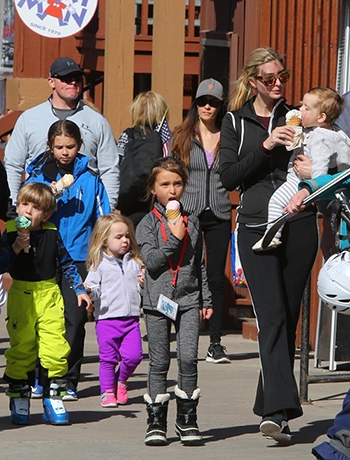 
Ivanka trên đường phố Aspen cùng các con và các cháu. Ảnh: Fame Flynet
