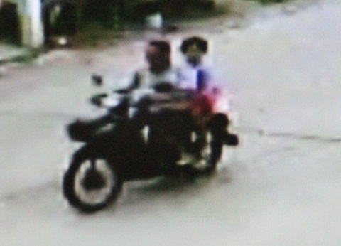 
Cảnh sát đã phát hiện CCTV gần nhà và hình ảnh ghi lại cho thấy cô bé ngồi sau xe của một người đàn ông nhưng không rõ mặt.
