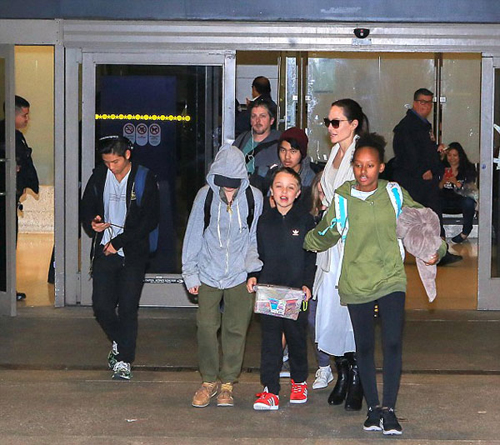 
Mẹ con Angelina Jolie tại sân bay California cuối tuần trước. Lúc này, họ vừa trở về từ London.
