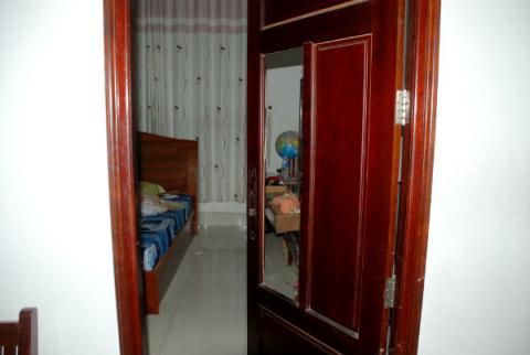 
Một phần cửa ph&ograve;ng ngủ của &ocirc;ng Hồng bị ph&aacute; vỡ. Ảnh: D&acirc;n Việt
