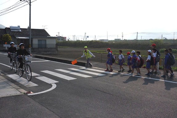 
Trẻ em ở Nhật thường tập trung thành một nhóm rồi cùng đi đến trường, đại diện hội phụ huynh sẽ có mặt để trợ giúp các em.
