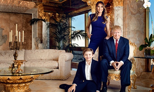 
Vợ chồng Trump v&agrave; cậu con trai Barron l&uacute;c c&ograve;n sống ở căn hộ penthouse tại Th&aacute;p Trump. Ảnh: People
