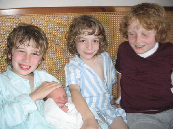 
Thomas, Hector và cặp song sinh Benjamin - Marcus năm 2008.
