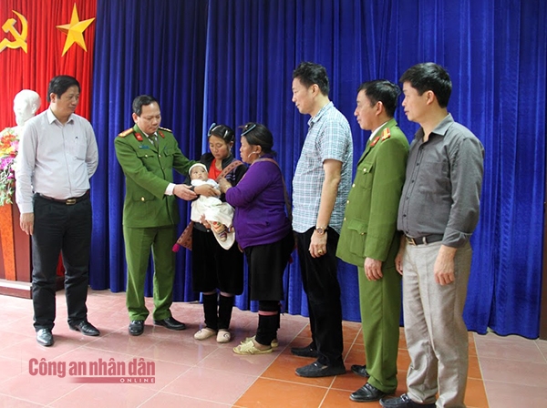 Lãnh đạo Công an tỉnh Lào Cai chia vui với gia đình cháu bé