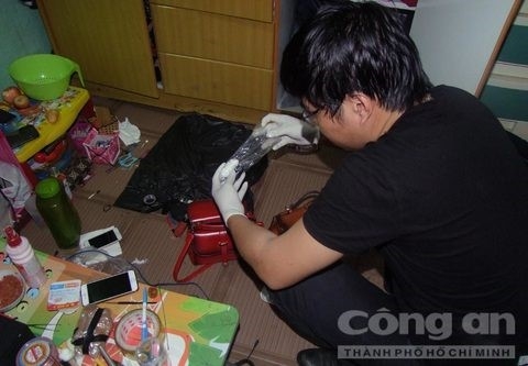 Nhiều ma t&uacute;y v&agrave; c&aacute;c tang vật li&ecirc;n quan được thu giữ trong ph&ograve;ng ngủ của Cẩm T&uacute;. 