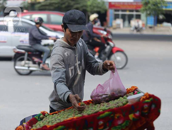 Một số tiểu thương cho rằng giá mận cao do nguồn cung khan và giá cao.