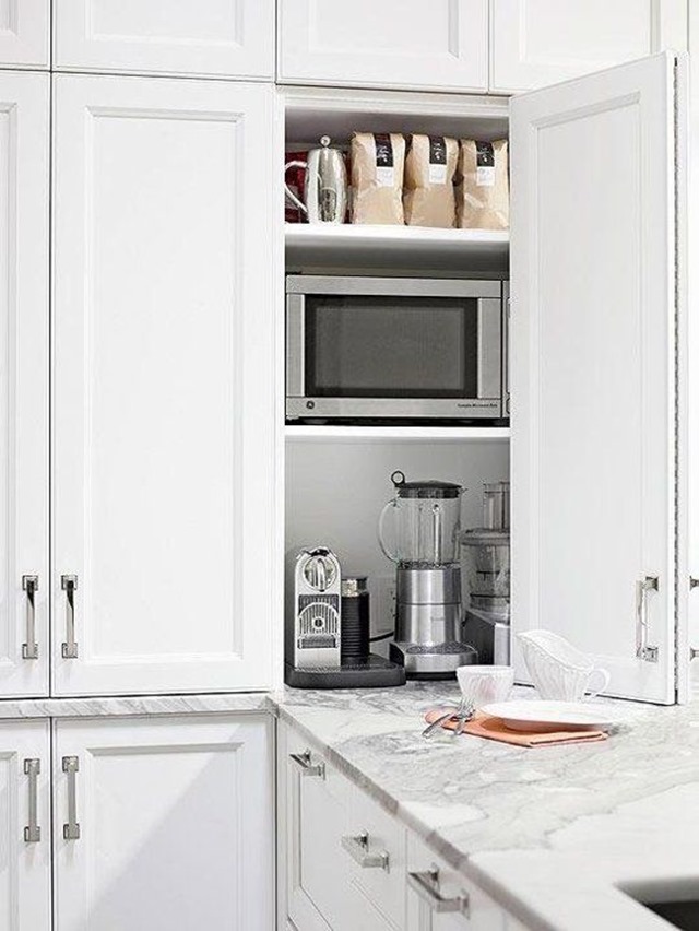 Một nhà bếp rất cần những không gian cất giữ tiện ích như thế này. Đặc biệt là với các dụng cụ làm bếp lớn.