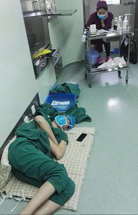 
Vị bác sĩ đã quá mệt sau 28 giờ mổ cho bệnh nhân.
