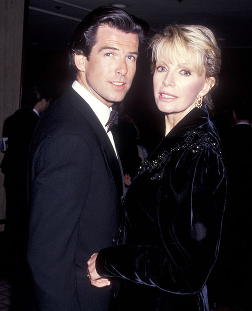 Pierce v&agrave; Cassandra Harris.