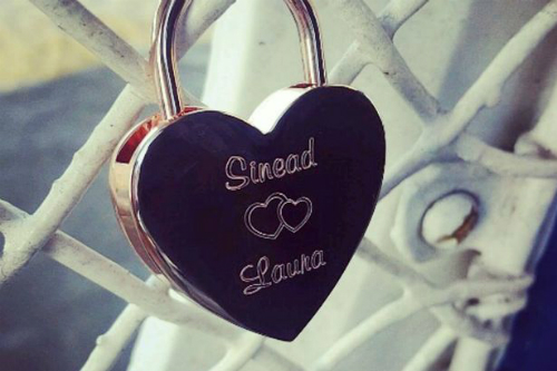 Chiếc kh&oacute;a t&igrave;nh y&ecirc;u Laura v&agrave; Sinead kỷ niệm 4 th&aacute;ng y&ecirc;u nhau, ngay sau khi Laura rời bỏ chồng sắp cưới.