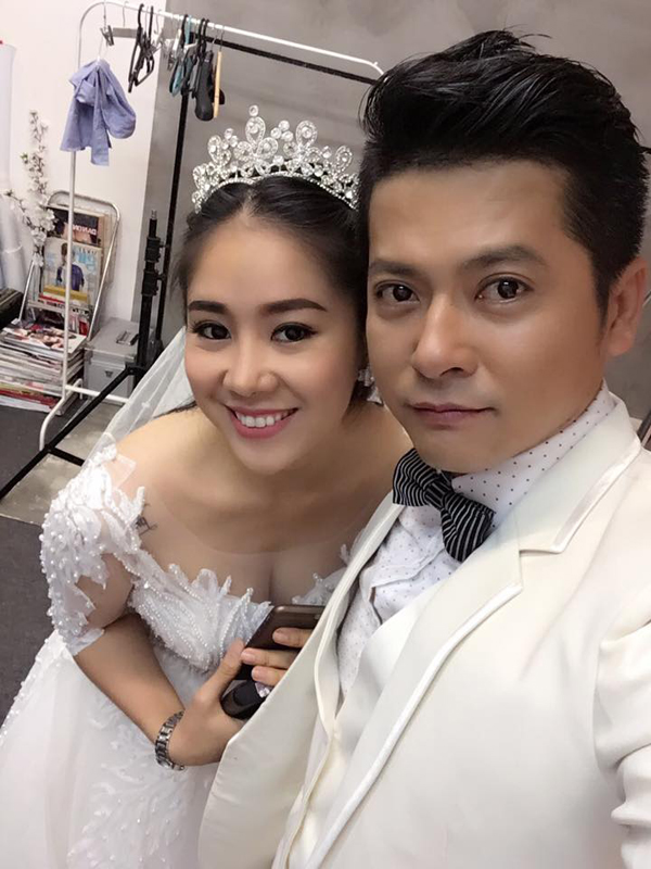 
Khi mọi người c&ograve;n nửa tin nửa ngờ về tin L&ecirc; Phương sắp đ&aacute;m cưới, Ho&agrave;ng Anh liền chia sẻ ảnh anh l&agrave;m... ch&uacute; rể của nữ diễn vi&ecirc;n.
