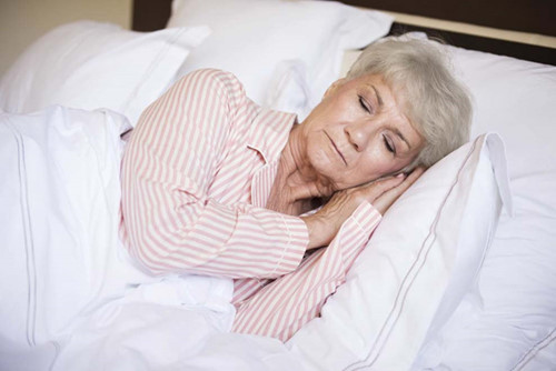 
Người cao tuổi cần tịnh tâm trước khi ngủ Ảnh minh họa: Shutter Stock
