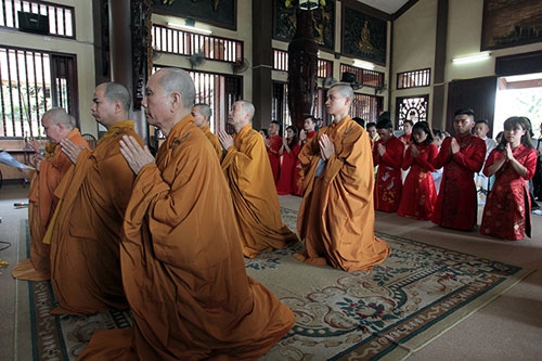 Tr&aacute;i ngược với đ&aacute;m cưới th&ocirc;ng thường, lễ Hằng thuận kh&ocirc;ng c&oacute; tiếng nhạc rộn r&atilde;, kh&ocirc;ng c&oacute; tiếng lao xao cười đ&ugrave;a, chỉ c&oacute; tiếng g&otilde; m&otilde; đều đều vang l&ecirc;n trong kh&oacute;i hương trầm mặc v&agrave; sắc v&agrave;ng rực rỡ của y phục v&agrave; c&aacute;c lễ phẩm nh&agrave; Phật.