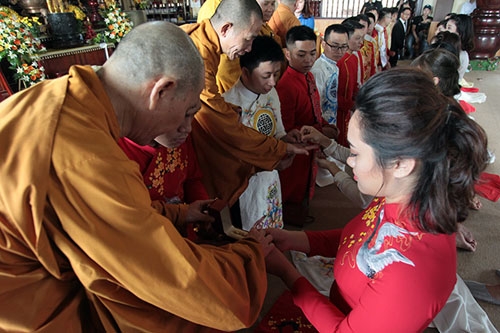 Ch&uacute; rể v&agrave; c&ocirc; d&acirc;u c&ugrave;ng nhau trao nhẫn cưới trước Tam bảo với sự chứng minh của chư Tăng, kh&ocirc;ng kh&iacute; trang nghi&ecirc;m trong nh&agrave; ch&ugrave;a tạo n&ecirc;n ấn tượng s&acirc;u đậm, kh&oacute; phai trong cuộc sống h&ocirc;n nh&acirc;n của đ&ocirc;i bạn trẻ.