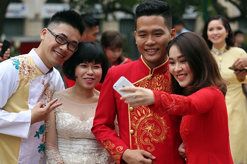 Trong khu&ocirc;n khổ chương tr&igrave;nh, ng&agrave;y 23/4 tới đ&acirc;y, Lễ hội Đ&aacute;m cưới nếp sống văn minh v&agrave; Đ&aacute;m cưới v&agrave;ng sẽ được Th&agrave;nh đo&agrave;n H&agrave; Nội, Quận uỷ Ba Đ&igrave;nh tổ chức tại C&ocirc;ng vi&ecirc;n B&aacute;ch Thảo, mang t&iacute;nh chất vui tươi, l&agrave;nh mạnh v&agrave; tiết kiệm với h&igrave;nh thức tổ chức tiệc ngọt.