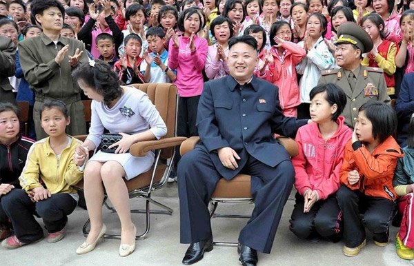 
Ông Kim Jong Un cùng vợ gặp gỡ trẻ nhỏ khi thăm trại Nhi đồng Myohyangsan Bình Nhưỡng năm 2013. (Ảnh: EPA)
