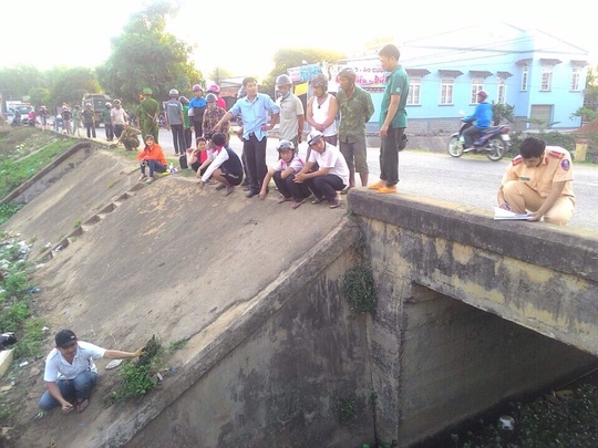 Khu vực n&agrave;y kh&ocirc;ng c&oacute; lan can 2 b&ecirc;n đường