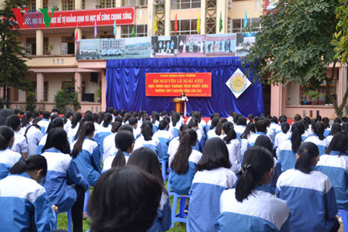 Nguyễn Lê Hoài Anh phát biểu trước toàn trường.