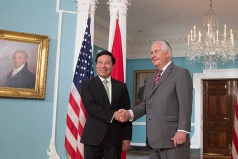 
Phó Thủ tướng, Bộ trưởng Bộ Ngoại giao Phạm Bình Minh bắt tay Ngoại trưởng Hoa Kỳ Rex Tillerson tại Washington ngày 20/4 - Ảnh: Bộ Ngoại giao Việt Nam cung cấp
