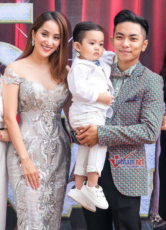
 Vợ chồng Khánh Thi và em bé Kubi.
