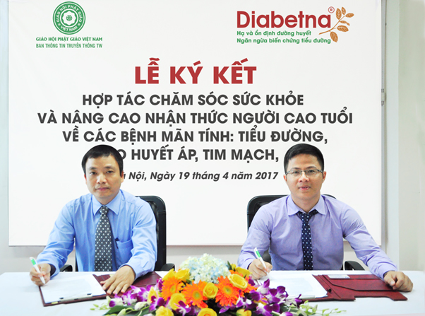 Ông Vũ Ngọc Đào – Giám đốc nhãn hàng Diabetna và ông Phan Hữu Dương – Đại diện Ban Thông tin truyền thông Giáo hội Phật giáo Việt Nam tại lễ ký kết.