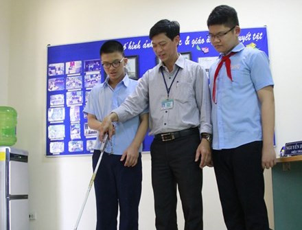 
Thầy Quy sáng chế ra cây gậy dò đường hỗ trợ người khiếm thị khi tham gia giao thông. Ảnh: Tiền Phong. 
