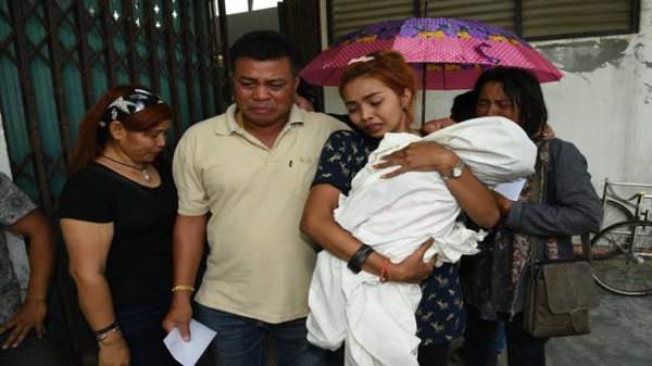 
Hôm 25/4, mẹ của em bé cùng họ hàng đã đến bệnh viện địa phương để mang xác bé về chôn cất, kênh 3 của đài truyền hình Thái Lan đưa tin.
